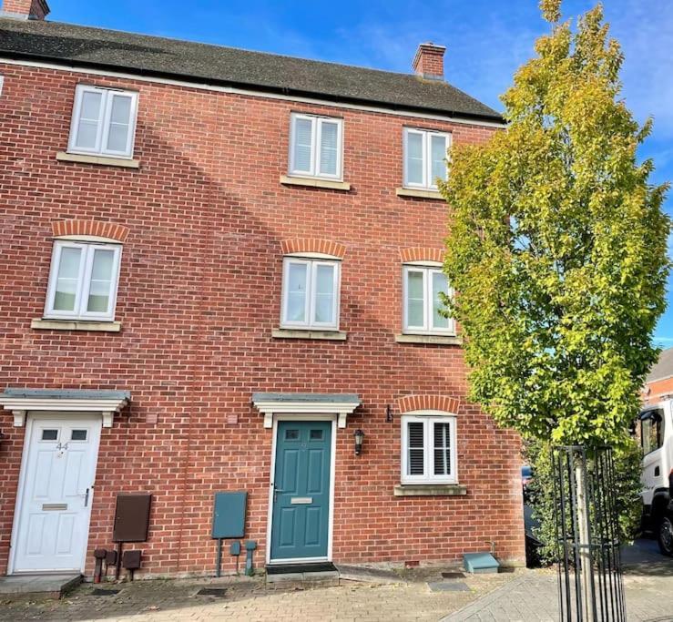 5 Bed House In Gloucester Hucclecote Kültér fotó